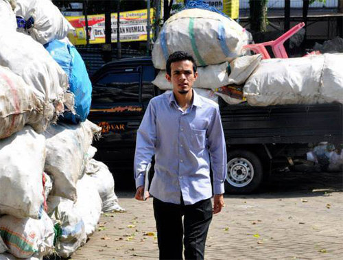 쓰레기를 모아 오면 건강보험료로 바꿔주는 ‘쓰레기 건강보험’ 아이디어를 고안해낸 인도네시아 의사 가말 알빈 씨(26). 가말 알빈 씨 페이스북
