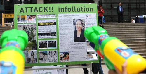 2010년 한국에서 출범한 시민단체 ‘인폴루션 제로’가 정보(information)와 공해(pollution)의 합성어인 
인폴루션을 줄이자는 캠페인을 펼치고 있다. 학생들이 온라인상에 떠도는 거짓되고 폭력적인 정보를 향해 물총을 쏘고 있다. 인폴루션 
제로 제공