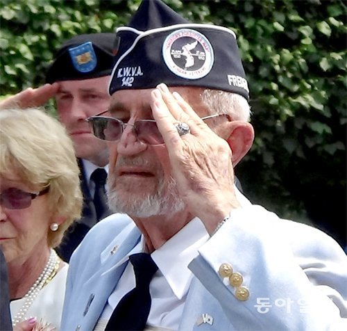 25일 미국 워싱턴 한국전쟁참전용사기념공원에서 열린 카투사 전사자 호명식에 참석한 윌리엄 웨버 한국전쟁참전용사기념재단 이사장(91)이 거수경례를 하고 있다. 그는 한국전쟁에서 오른쪽 팔과 다리를 잃었다. 워싱턴=이승헌 특파원 ddr@donga.com