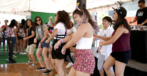 25일 미국 뉴저지에서 열린 한류 페스티벌 ‘K콘(K-CON)’에서 현지 젊은이들이 한국 대중가요에 맞춰 춤을 추고 있다. 이날 행사에는 K팝 팬 2만2000여 명이 참석했다. CJ E&M 제공