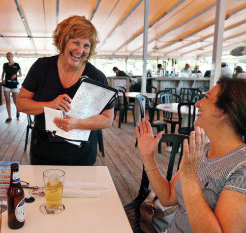 앤 르페이지 미국 메인 주 주지사 부인(왼쪽)이 부스베이 하버에 있는 해산물 레스토랑 맥시걸에서 활짝 웃으면서 손님들의 주문을 받고 있다. 사진 출처 NBC방송 홈페이지