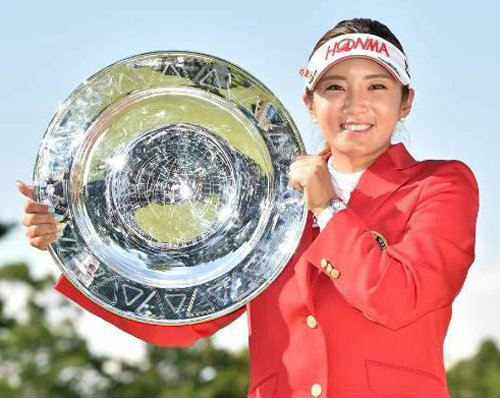 이보미가 일본여자프로골프(JLPGA)투어 어스 먼다민컵 우승 트로피를 들어 보였다. JLPGA 홈페이지