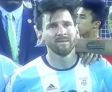 결승전에서 패한후 눈물을 흘리는 메시.