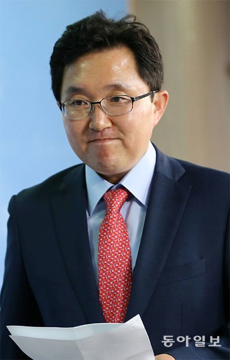 새누리당 김용태 의원이 27일 8·9전당대회 당 대표 경선 출마를 선언하는 기자회견을 연 뒤 자리를 뜨고 있다. 김 의원은 “수직적 당청관계를 근본적으로 고치겠다”고 밝혔다. 전영한 기자 scoopjyh@donga.com