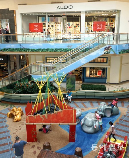 쇼핑매장 앞마당에 들어선 놀이터 미국 플로리다 주 탬파에 있는 쇼핑몰 인터내셔널 플라자의 모습. 매장들
 중앙에 놀이시설이 설치돼 있다. 올해 9월 문을 여는 신세계그룹의 스타필드 하남도 비슷한 형태를 갖출 예정이다. 탬파=한우신 
기자 hanwshin@donga.com