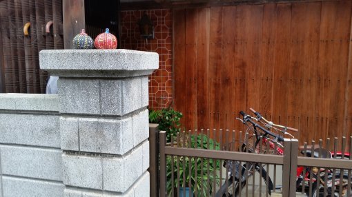 나오시마 혼무라의 ‘이에(家)프로젝트’를 둘러보다 발견한 어느 가정집 대문기둥. 구사마 야요이의 호박을 연상시키는 작은 호박 두 개가 놓여 있다. 예술가들에 대한 존경과 이방인을 향한 따뜻한 마음의 표시가 아닐까.