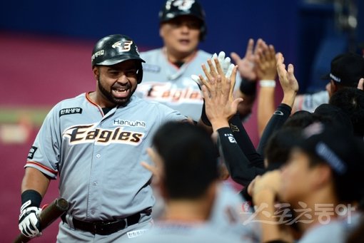 로사리오 선제 투런포 한화 외국인타자 윌린 로사리오가 28일 고척스카이돔에서 열린 넥센과 원정경기서 2회초 선제 2점홈런을 터뜨리고 동료들과 하이파이브를 하고 있다. 한화는 로사리오의 홈런을 시작으로 올 시즌 팀의 한 경기 최다인 5홈런을 기록했다. 고척｜김민성 기자 marineboy@donga.com