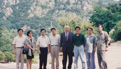 고 신일철 고려대 명예교수(왼쪽에서 다섯 번째)가 1993년 강원 춘천시에서 열린 세미나에 갔다가 제자들과 인근 산 아래에 나란히 섰다. 홍은영 고려대 철학과 강사 제공
