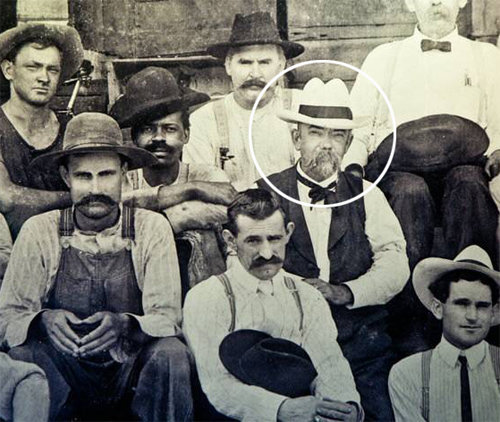 19세기 후반 촬영된 잭 다니엘스 임직원의 단체사진. 가운데 하얀 중절모를 쓰고 콧수염을 기른 사람이 창업자 잭 다니엘(원 
안)이고 그 왼쪽의 흑인 남성은 그에게 독특한 위스키 제조 비법을 전수한 노예 니어리스 그린의 아들로 추정된다. 사진 출처 잭 다니엘스의 페이스북