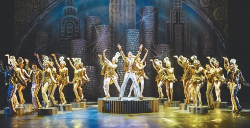 앙상블의 화려한 탭댄스와 군무가 인상적인 뮤지컬 ‘브로드웨이 42번가’. 올해로 초연 20주년을 맞은 이 작품은 배우 송일국, 이종혁, 최정원, 김선경 등 연기파 배우들이 대거 출연해 눈길을 끈다. 샘컴퍼니 제공