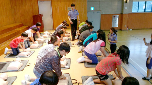 인천해양경비안전서 소속 경찰관들이 서울의 한 초등학교에서 어린이들에게 심폐소생술을 교육하고 있다. 중부해양경비안전본부 제공