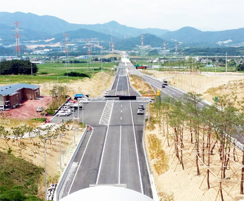 울산~포항 고속도로가 30일 완전 개통한다. 사진은 기념식이 열리는 양북1터널. 한국도로공사 제공