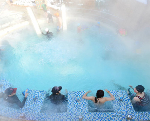 뜨끈한 수온을 자랑하는 경기 용인시 캐리비안베이의 바데풀. 에버랜드 제공