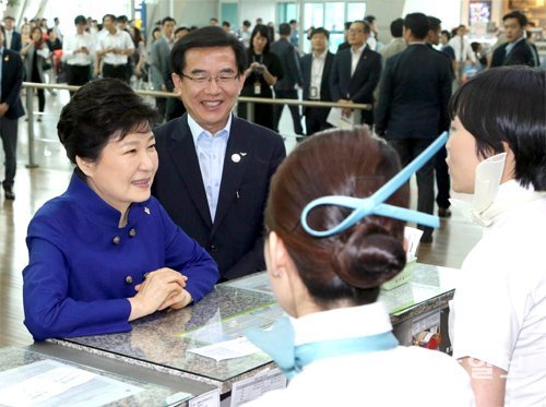 박근혜 대통령(왼쪽)이 29일 인천국제공항을 방문해 탑승수속 담당 직원들과 대화하고 있다. 박 대통령 오른쪽은 정일영 인천국제공항공사 사장. 영종도=변영욱 기자 cut@donga.com