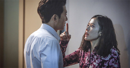 영화 ‘비밀은 없다’에서 연홍 역을 맡은 손예진(오른쪽)이 열연하는 장면.