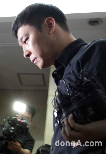 성폭행 혐의를 받고 있는 가수 겸 배우 박유천이 30일 오후 서울 강남구 강남경찰서에 조사를 받기 위해 출석을 하고 있다. 동아닷컴 국경원 기자 onecutEdonga.com