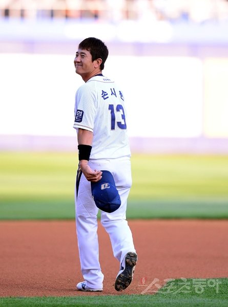 손시헌은 키가 작다는 이유로 프로 지명을 받지 못하고 신고선수로 들어왔을 때도, 이유 모를 슬럼프에 빠져 48연타석 무안타 신기록을 세웠을 때도, 긍정의 동아줄을 붙잡았다. 풍랑을 겪어봤기에 순항의 기쁨을 안다. 스포츠동아 DB