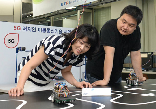 한국전자통신연구원 연구진이 5세대(5G) 저지연 이동통신 기술을 적용한 모바일 로봇을 원격으로 제어하고 있다. 이 기술은 응답 지연 시간이 0.002초 이하여서 실시간 로봇 제어 등에 유리하다. 한국전자통신연구원 제공