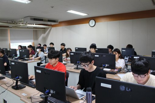 부산대 정보컴퓨터공학전공 학생들이 방과 후 전산실에서 프로그래밍 실습에 열중하고 있다.