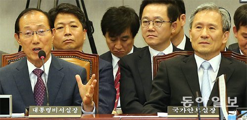 이원종 대통령비서실장(왼쪽)이 1일 국회 운영위원회에서 열린 청와대 업무보고에서 의원들의 질의에 답하고 있다. 오른쪽은 김관진 대통령국가안보실장. 전영한 기자 scoopjyh@donga.com