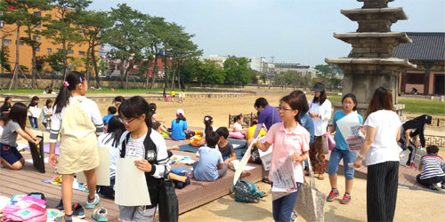 1일 세계문화유산에 등재된 정림사지 오층석탑에서 열린 유산 등재 1주년 기념 사생대회. 부여군은 유산 등재 1주년 기념행사를 열어 관람객 상승 분위기를 이어가기로 했다. 부여군 제공