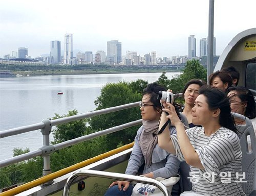 1일 잠실대교를 건너는 서울 시티투어버스 2층에서 외국인 관광객들이 한강 풍경을 감상하고 있다. 7월부터 서울 강북과 강남을 오가며 주요 관광지를 들르는 ‘하이라이트 코스’의 시티투어버스 운행이 시작됐다. 강승현 기자 byhuman@donga.com