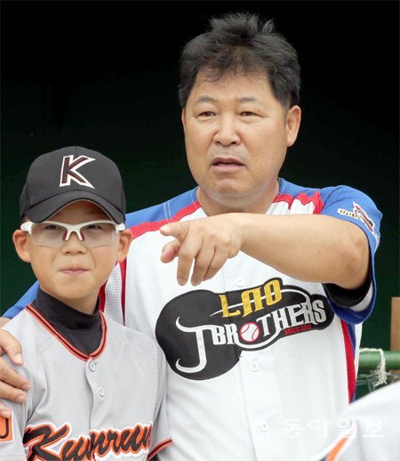 이만수 전 프로야구 SK 감독(오른쪽)이 지난달 29일 경기 고양시 원당야구장에서 파주 금릉중학교 야구부원들을 지도하고 있다. 고양=김경제 기자 kjk5873@donga.com