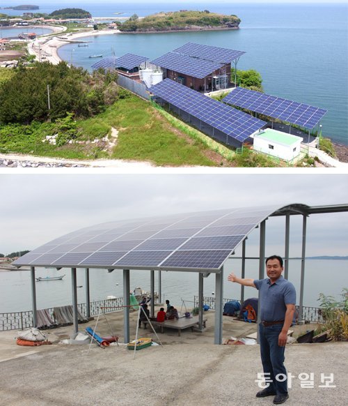 충남 홍성군 서부면 죽도리 죽도 신재생에너지발전소 지붕에 태양광 패널이 설치돼 있다(위). 김동규 죽도 신재생에너지 발전소장이 
태양광 패널로 구성된 햇빛 가림막을 가리키며 발전 과정을 설명하고 있다. 한화그룹 제공·홍성=이샘물 기자 
evey@donga.com