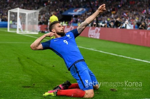 프랑스의 올리비에 지루가 4일(한국시간) 생드니의 스타드 드 프랑스에서 벌어진 2016유럽축구선수권대회 8강전에서 아이슬란드를 맞아 팀의 5번째 골을 터트린 뒤 자축 세리머니를 펼치고 있다. 사진=ⓒGettyimages이매진스