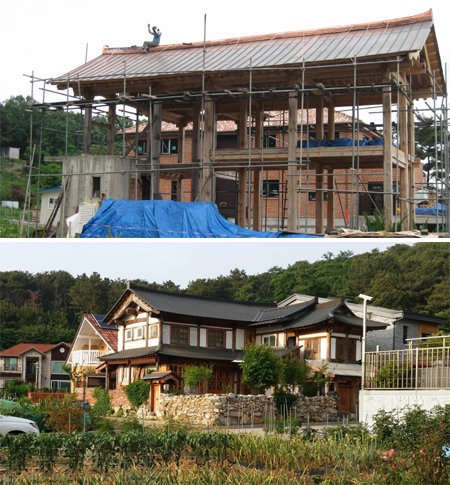 직장인 오영록 씨 부부가 6년에 걸쳐 인천 영종도에 직접 지은 2층 한옥. 첫번째 사진은 지붕을 올리는 모습. 한옥문화원 제공