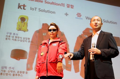 ▲ 네트워크부문 오성목 부사장이 IoT 라이프텍 재킷 Marine에 관해 설명하고 있다(출처=KT)