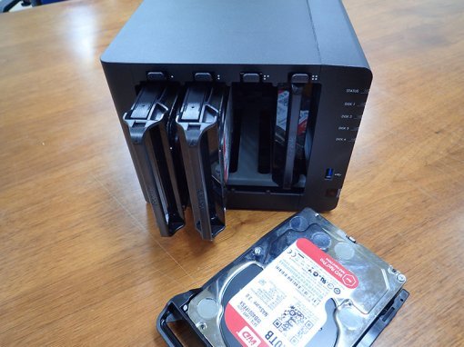 저장장치 세 개로 레이드5 구성 시 두 개는 실제 데이터 저장, 하나는 복구 데이터 저장에 쓰인다(출처=IT동아)