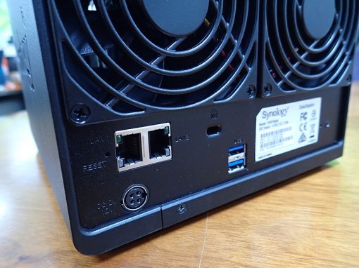 USB 단자와 유선 랜 단자 등을 갖췄다(출처=IT동아)