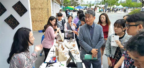 세계축제협회 한국지부로부터 ‘2016 피너클 어워드’ 축제운영 부문(식음료프로그램 분야) 등에서 베스트상을 받은 대전 서구 힐링아트페스티벌.