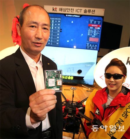 오성목 KT 네트워크부문 부사장(왼쪽)이 5일 오전 서울 종로구 세종대로 KT 본사에서 열린 해양 안전 솔루션 공개 기자간담회에서 ‘사물인터넷(IoT) 라이프텍재킷 마린(Marine)’을 소개하고 있다. 김경제 기자 kjk5873@donga.com