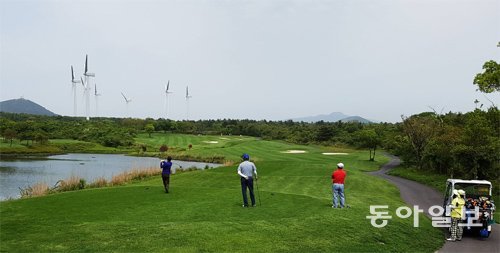 제주지역에서 이용객 유치와 경영난 개선을 위해 회원제에서 대중제로 전환하는 골프장이 늘고 있는 가운데 카트 이용료와 캐디 비용을 인상해 가격 경쟁력을 상실하고 있다는 지적이 나온다. 임재영 기자 jy788@donga.com