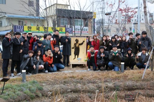 충남 아산 온천천 생태공원에 건립한 ‘빛의 소녀상’(높이 1.3m 폭 0.9m). 선문대 대학특성화사업 중 하나인 융복합다학제 캡스톤디자인에 참여한 역사문화콘텐츠학과와 공과대 학생들이 공동 작업한 결과물이다.