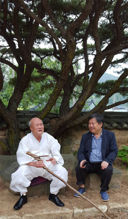 전국의 고문서를 조사하는 안승준 한국학중앙연구원 책임연구원(오른쪽)이 지난달 23일 경북 울진군 기성면의 평해 황씨 해월공파 종택에서 종손 황의석 씨와 이야기를 나누고 있다. 안승준 책임연구원 제공