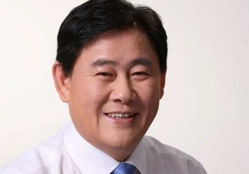 새누리당 친박 조자장 최경환 의원은 “전당대회 불출마 문제를 청와대와 상의하지 않았으며 서청원 의원에게 당 대표 출마를 부탁 한 적도 없다”고 밝혔다.