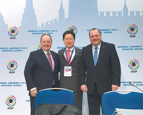 이달곤 2018 창원세계사격선수권대회 공동조직위원장(가운데)이 이달 초 모스크바에서 열린 국제사격연맹(ISSF) 총회에서 주요 현안을 마무리한 뒤 협회 관계자들과 함께 했다. 창원시 제공