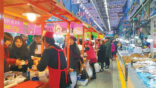 ‘남진 야시장’ 전남 목포시 산정동 자유시장에 매주 금·토요일 밤 개장하는 ‘남진 야시장’. 가수 남진의 이름을 딴 시장은 주민과 관광객이 함께 보고, 먹고, 즐기는 잔치판이다. 목포시 제공