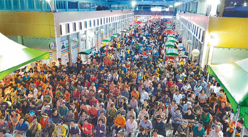 4월 개장한 전남 화순 고인돌 전통시장 야시장에 매주 금·토요일 수천 명의 이용객이 몰리면서 지역경제 활성화에 효자 노릇을 하고 있다. 화순군 제공