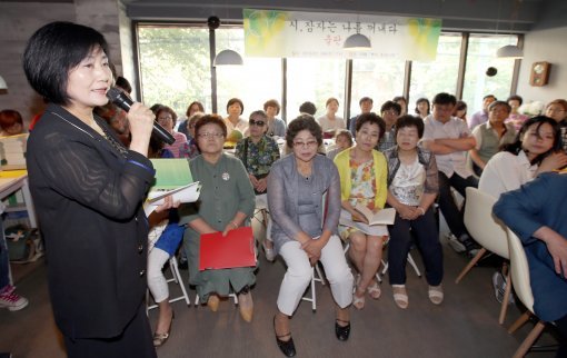 시인된 엄마들
6일 오후 서울 종로구 누하동 ＜백석,흰당나귀＞에서 한글도 모르던 어머니들이 시집을 발간해 자신들의 시집을 보이고 있다. 왼쪽부터윤복녀,  이명옥, 유미숙,김영숙시인-맨 오른쪽은 출판기념회를 이끈 스승 박미산시인이다.＜이훈구기자ufo@donga.com＞