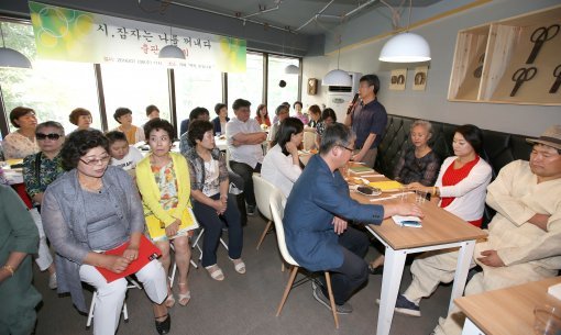 시인된 엄마들
6일 오후 서울 종로구 누하동 ＜백석,흰당나귀＞에서 한글도 모르던 어머니들이 시집을 발간해 자신들의 시집을 보이고 있다. ＜이훈구기자ufo@donga.com＞