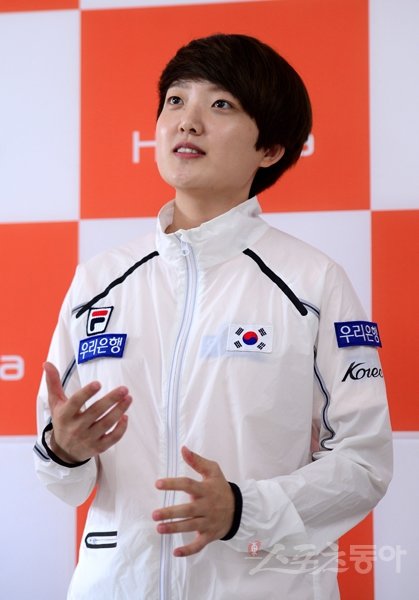 2012런던올림픽 금메달리스트 김장미는 6일 청주종합사격장에서 열린 2016 한화회장배 전국사격대회 2일째 여자일반부 25m 권총에서 5위로 경기를 마친 뒤 “올림픽에 100%를 쏟고 있다. 자신감 유지가 핵심이다” 며 2016리우데자네이루올림픽에서 또 한 번의 금빛사냥을 다짐했다. 청주｜김진환 기자 kwangshin00@donga.com