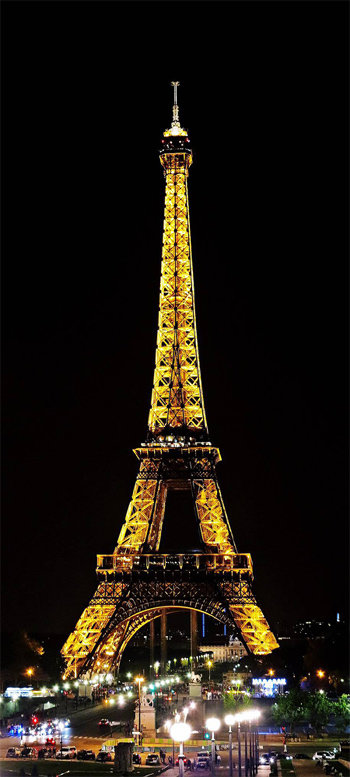 성인 자녀와 부모가 함께 원만하게 여행하기 위해서는 일정을 고민할 필요가 없는 패키지 상품이 안성맞춤이다. 사진은 프랑스 파리 
에펠탑의 야경. 1889년 건축가 귀스타브 에펠이 프랑스혁명 100주년을 기념해 세웠고 1985년에 야간 조명시설이 설치됐다. 
모두투어 제공