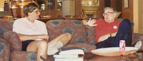 빌 게이츠가 워런 버핏과 만난 지 25년을 기념해 5일(현지 시간) 자신의 소셜미디어(링크트인)에 올린 사진. 25세의 나이 차에도 게이츠와 버핏이 편한 자세로 소파에 앉아 대화하는 모습이 인상적이다. 오른쪽 위 사진은 올해 7월 5일 우정의 은혼식(25주년)을 맞아 두 사람이 게이츠의 휴대전화로 찍은 셀피(셀카)다. 이날 게이츠는 버핏과 함께 노래를 부르며 우정을 과시했다. 사진 출처 빌 게이츠 링크트인·블로그