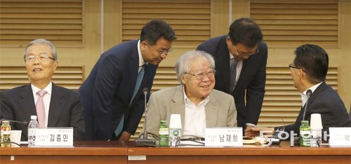 20대 국회 첫 임시국회가 6일 본회의를 끝으로 막을 내렸다. 이날 국회 의원회관에서 열린 의원 연구단체 ‘따뜻한 미래를 위한 
정치기획’ 창립 기념 특강에서 더불어민주당 이철희(뒷줄 왼쪽), 박광온 의원(뒷줄 오른쪽)이 박지원 국민의당 
비상대책위원장(오른쪽)에게 인사하고 있다. 홍진환 기자 jean@donga.com