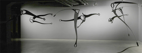 후이 샤페스의 설치작품 ‘너의 손들’(1998년). 7점의 강철 조각을 모빌처럼 천장에 매달아놓았다. 일민미술관 제공