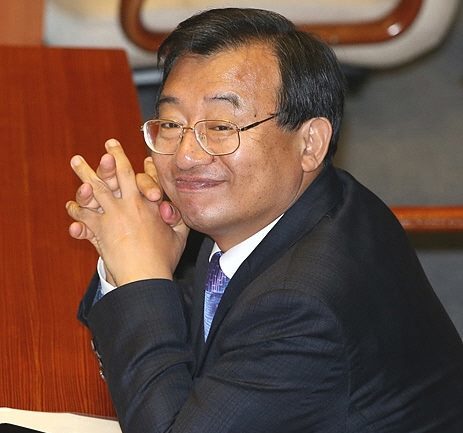 박근혜 대통령의 복심으로 통하는 새누리당 이정현 의원이 당 대표 경선 출마를 선언했다.